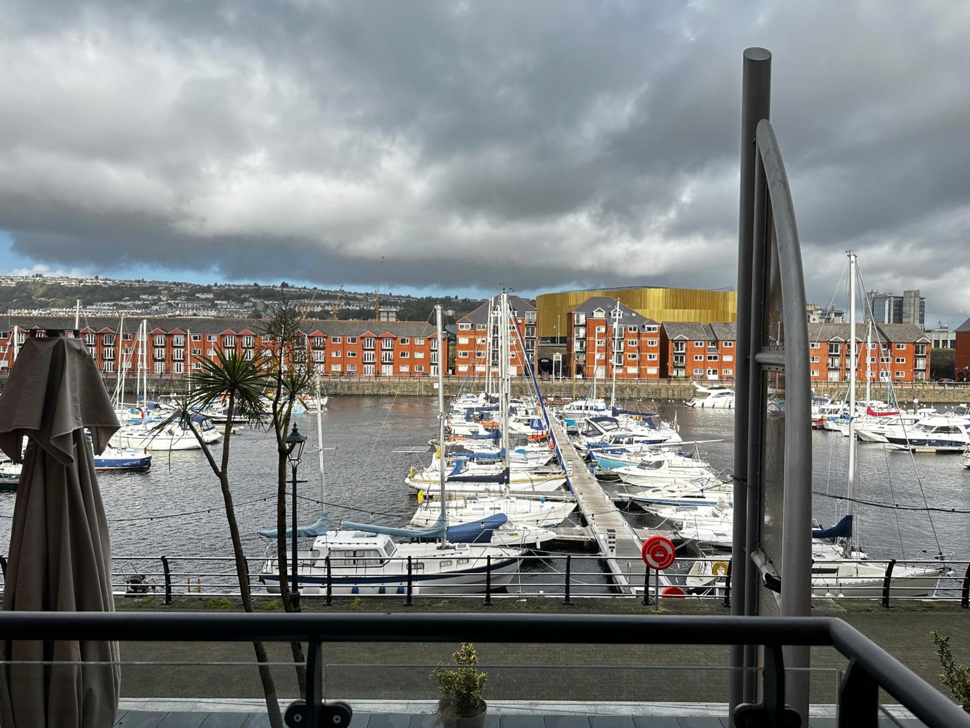 Water Front Apt Walk To The Beach & City Centre Swansea Buitenkant foto